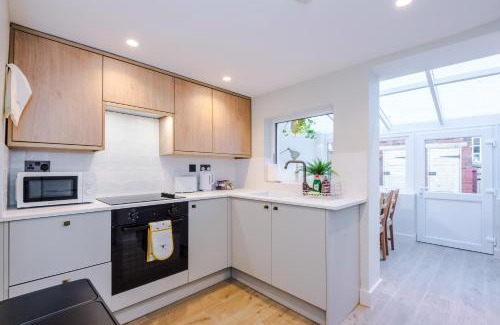 Sandbach House | Foden's House by YourStays - 2 Bedroom Cottage in Sandbach with gorgeous dining room extension, High end finish