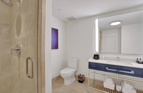 Mid Beach Hotel | Fontainebleau Junior Suite Tresor Tower