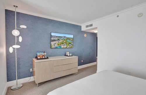Mid Beach Hotel | Fontainebleau Junior Suite Tresor Tower