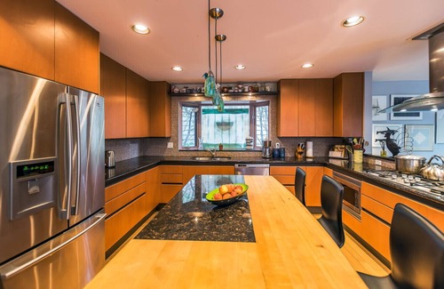 Southwest Calgary House | For Art Lovers, Families, and People wanting 4X value over a hotel. (BL257011)