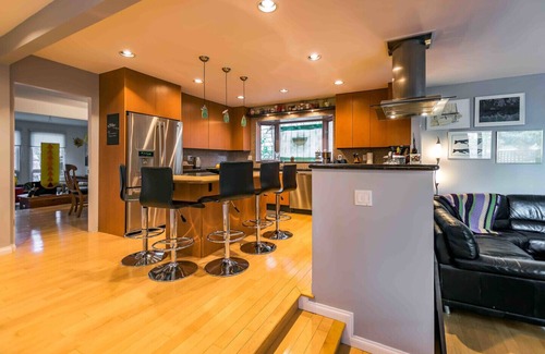 Southwest Calgary House | For Art Lovers, Families, and People wanting 4X value over a hotel. (BL257011)