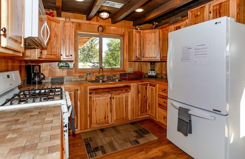 Big Bear Lake Cabin | Forest Angel: Close to Snow Summit, Hiking Trails, & Village! WiFi! Gas BBQ!