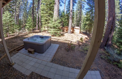 Tahoe Paradise Cabin | Forest Cabin, Hot Tub, Movie Room, Huge Elevated Back Deck, Hiking Out Door!