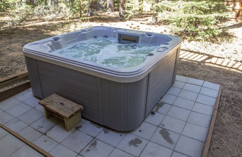 Tahoe Paradise Cabin | Forest Cabin, Hot Tub, Movie Room, Huge Elevated Back Deck, Hiking Out Door!