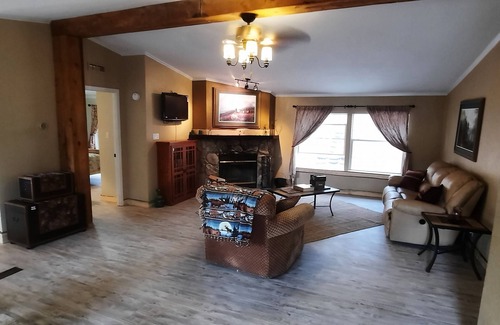 Divide Cabin | Forest cabin on 4 acres, Newly renovated, Quiet and secluded.