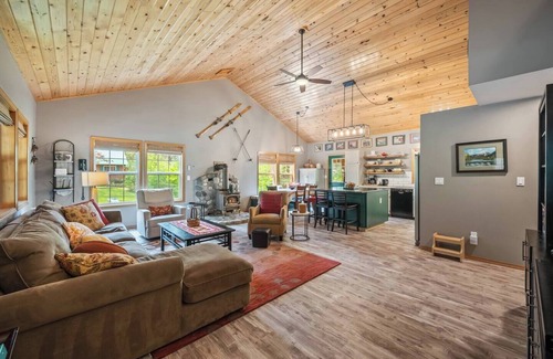 Leavenworth Cabin | Forest Gem: Peaceful dog-friendly cabin with Hot Tub and EV Charger