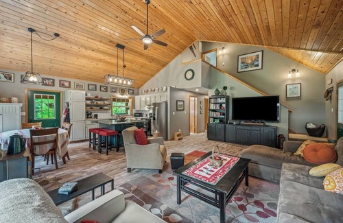 Leavenworth Cabin | Forest Gem: Peaceful dog-friendly cabin with Hot Tub and EV Charger