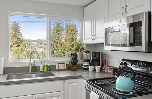 Forestville House | Forest Heights ~ Relaxed Modern-Boho Style, Forest Views, Hot Tub, Wine Country