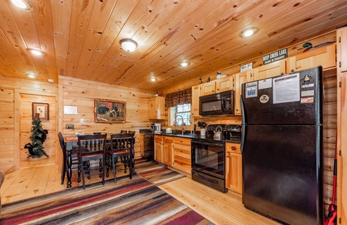 Oakland Cabin | Forest Hideaway w/Fireplaces & Hot Tub