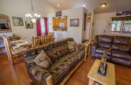 Spring Valley House | Forest Retreat over 1 acre, Hot Tub, Log Furniture, Wildlife!