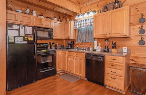 Caton Cabin | Forest View Hideaway: Secluded, Top Amenities, Hot Tub, Game Room, close to all attractions!