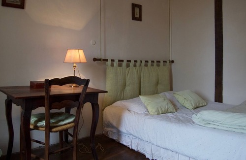 Nesle-et-Massoult House | Former 13th century seigneury not far from Fontenay Abbey