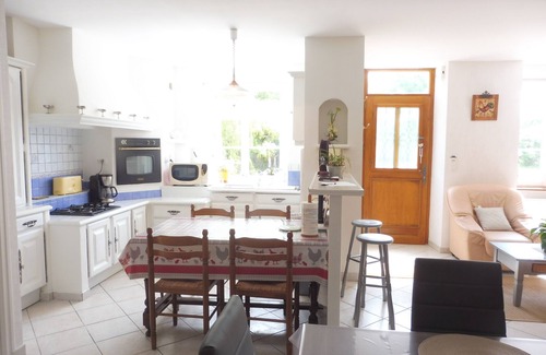 Evran House | Former manor house, quiet estate, south courtyard and peaceful atmosphere