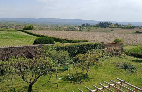 Chenoves Bed & Breakfast | Former winegrower's house in lush greenery