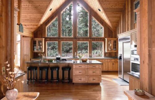 Rhododendron House | Forrest Lodge Large Private Luxury w Hot Tub