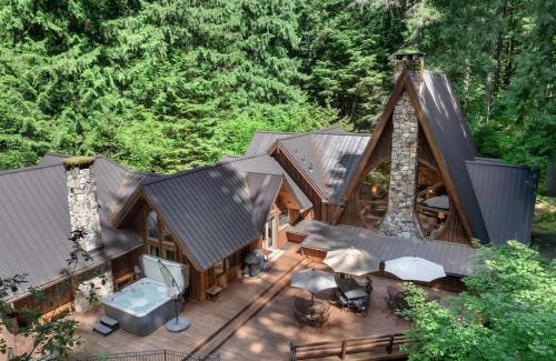 Rhododendron House | Forrest Lodge Large Private Luxury w Hot Tub