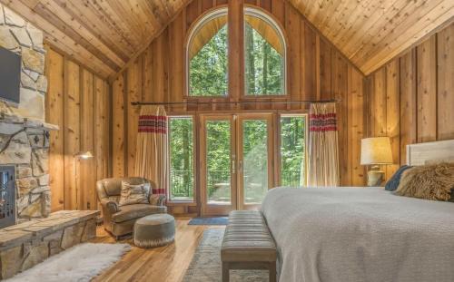 Rhododendron House | Forrest Lodge Large Private Luxury w Hot Tub