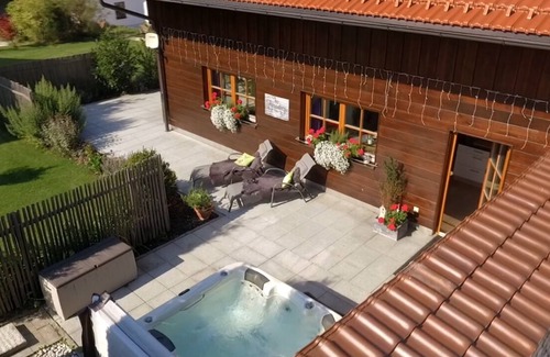 Arnetsried Apartment | Forsthaus Chalet - Luxus Chalet mit Eigenem Whirlpool auf der Terrasse