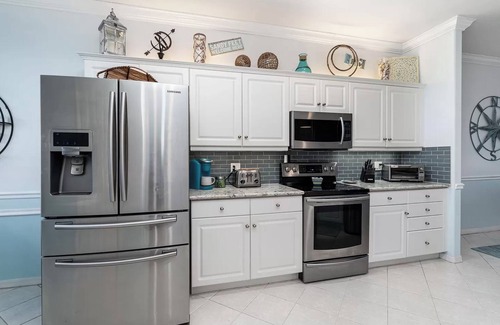 Truckland Condo | Fort Myers condo1 mile from beach! Available December 2024, April 2025-Oct 2025