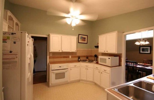 Crestline Heights House | Found on Quiet Cul-de-sac, 10 mins from the airport & downtown