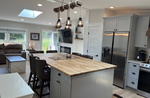 Oneonta House | Fountain View - 2 ponds, recent reno, Farmhouse Chic!