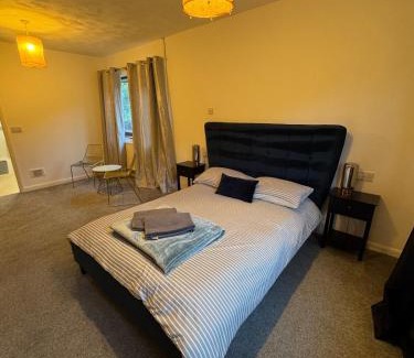 Moorhouse House | Four BDR House By Eason Stays Short Lets & Serviced Accommodation Rugby With Free Parking