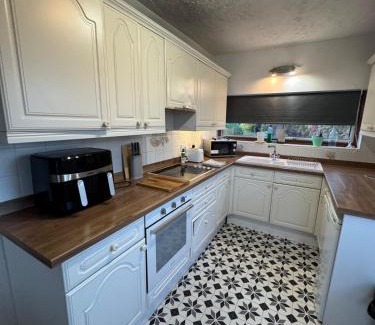 Moorhouse House | Four BDR House By Eason Stays Short Lets & Serviced Accommodation Rugby With Free Parking