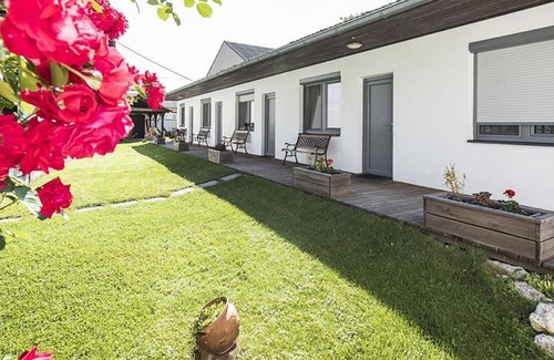 Apetlon Apartment | Four-bed room with shower, toilet - Weingut & Gästehaus Markus Tschida