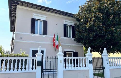 Pisa House | FOUR LIONS VILLA GUESTHOUSE