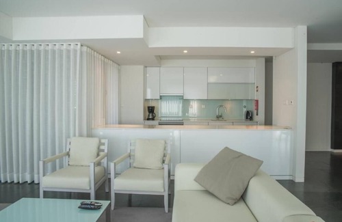 Carvalhal Hotel | Four Modern 2BR Apts by Marina w/River Views & Free Parking, Near Golf Academy