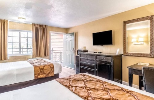 Flagstaff Hotel | Four Rooms | Complimentary Continental Breakfast | Near Historic Downtown