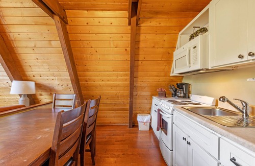 June Lake Cabin | Four Seasons Cabin 3 with Sierra views