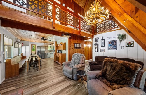 Idyllwild Cabin | Fox Den Lodge: Your Cozy Mountain Haven w/game room & Spa