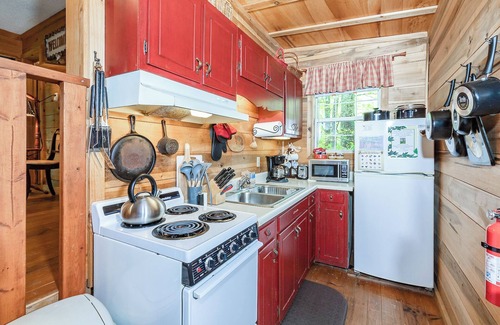 Lake Toxaway Cabin | Fox Hole Cabin - Romantic Bungalow - Hike to Dozens of Waterfalls