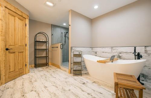 Oakland House | Foxcroft: New, Lake Access w. Dock Slip, Hot Tub, Pool Table