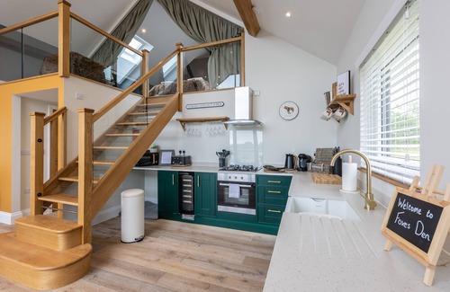 Pickering Cottage | FOXES DEN, pet friendly, with hot tub in Thornton Dale