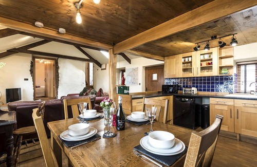 Tiers Cross House | Foxglove - Luxurious Barn Conversion - Blossom Farm