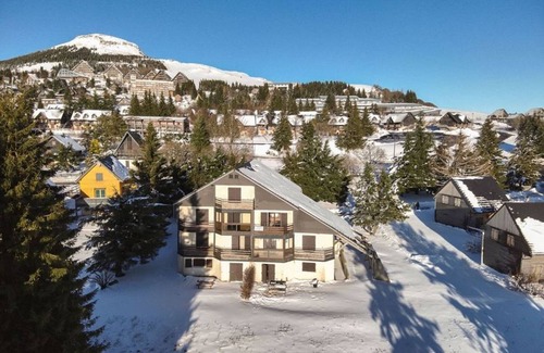 Besse-et-Saint-Anastaise Apartment | Quiet apartment with parking in Super Besse