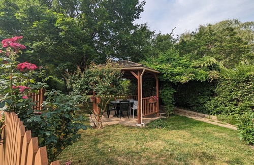 Rosnay Cottage | Charming Cottage in Brenne: Nature, Hiking, Close to Ponds, Private Garden, Fireplace