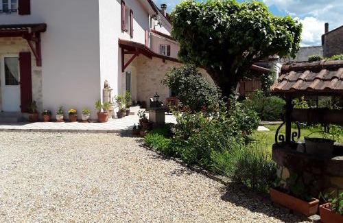 Javerlhac-et-la-Chapelle-St-Robert Bed & Breakfast | Chez Domi Jardin du bourg