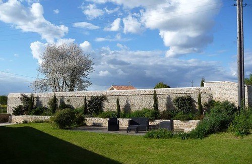 Saint-Georges-les-Baillargeaux Cottage | Charming houses 9 pers. 4 minutes from Futuroscope