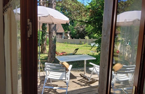 Perreuse Apartment | Studio with terrace and garden 15 minutes from Guédelon