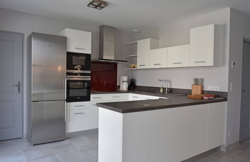Garrigues-Sainte-Eulalie Villa | Sunny Villa Retreat in Uzès