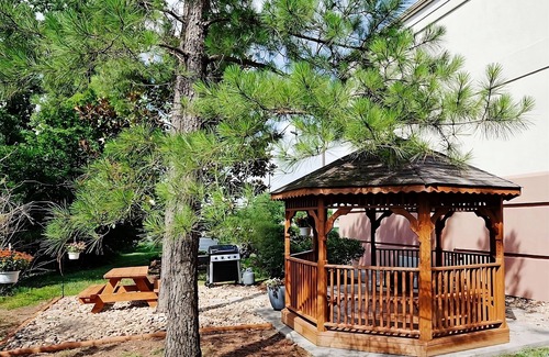 Ashley Oaks Hotel | Frank H McClung Museum Tour! 2 Pet-friendly Suites w/Kitchen & FREE Parking!