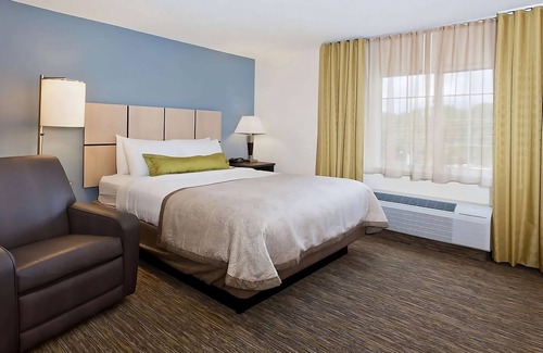 Ashley Oaks Hotel | Frank H McClung Museum Tour! 3 Pet-friendly Suites w/Kitchen & FREE Parking!