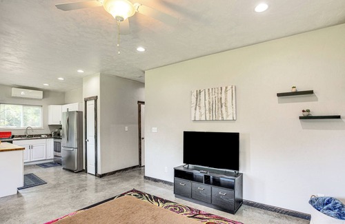 Berryville House | Frankston Vacation Rental: Walk to Lake Palestine!