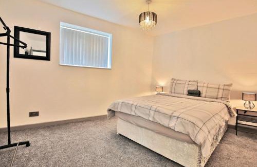 Kirkham House | Freckleton House in Town Centre, near Blackpool, Sleeps 6, Free Parking - By NMB Property