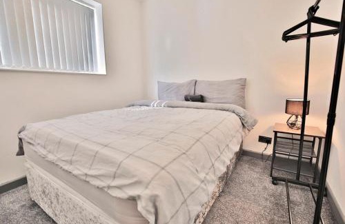 Kirkham House | Freckleton House in Town Centre, near Blackpool, Sleeps 6, Free Parking - By NMB Property