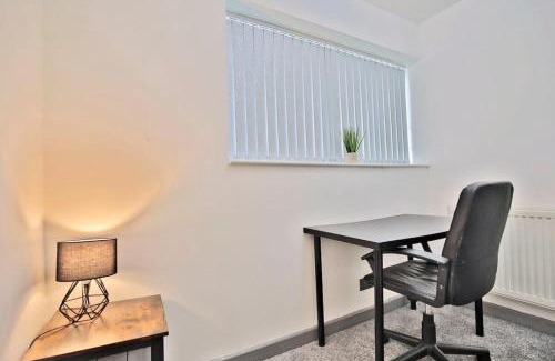 Kirkham House | Freckleton House in Town Centre, near Blackpool, Sleeps 6, Free Parking - By NMB Property