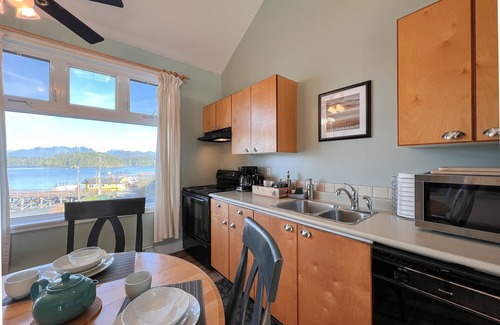 Tofino Condo | Fred Tibbs #20 I Ocean View I Downtown I Fireplace